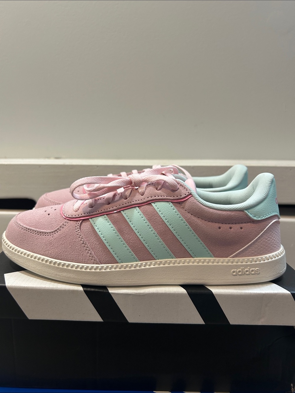 Adidas Breaknet Juniors sneakers in Pink with mint stripes